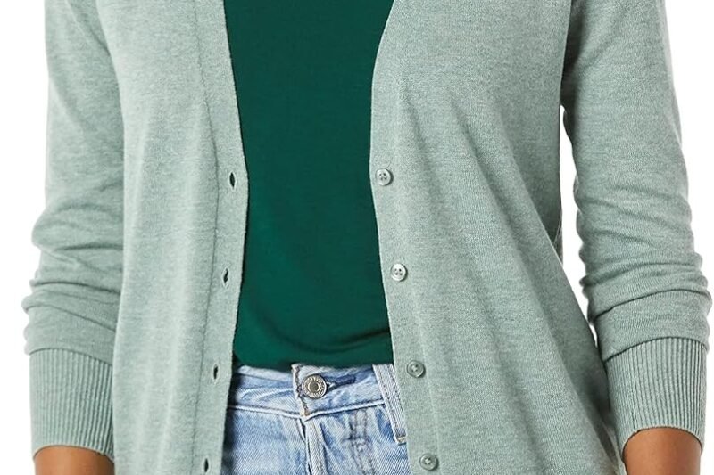 Amazon Essentials Women’s Lightweight V-Neck Cardigan, Plus Size